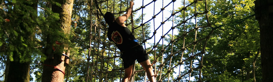 Grimpeur en action sur un parcours accrobranche