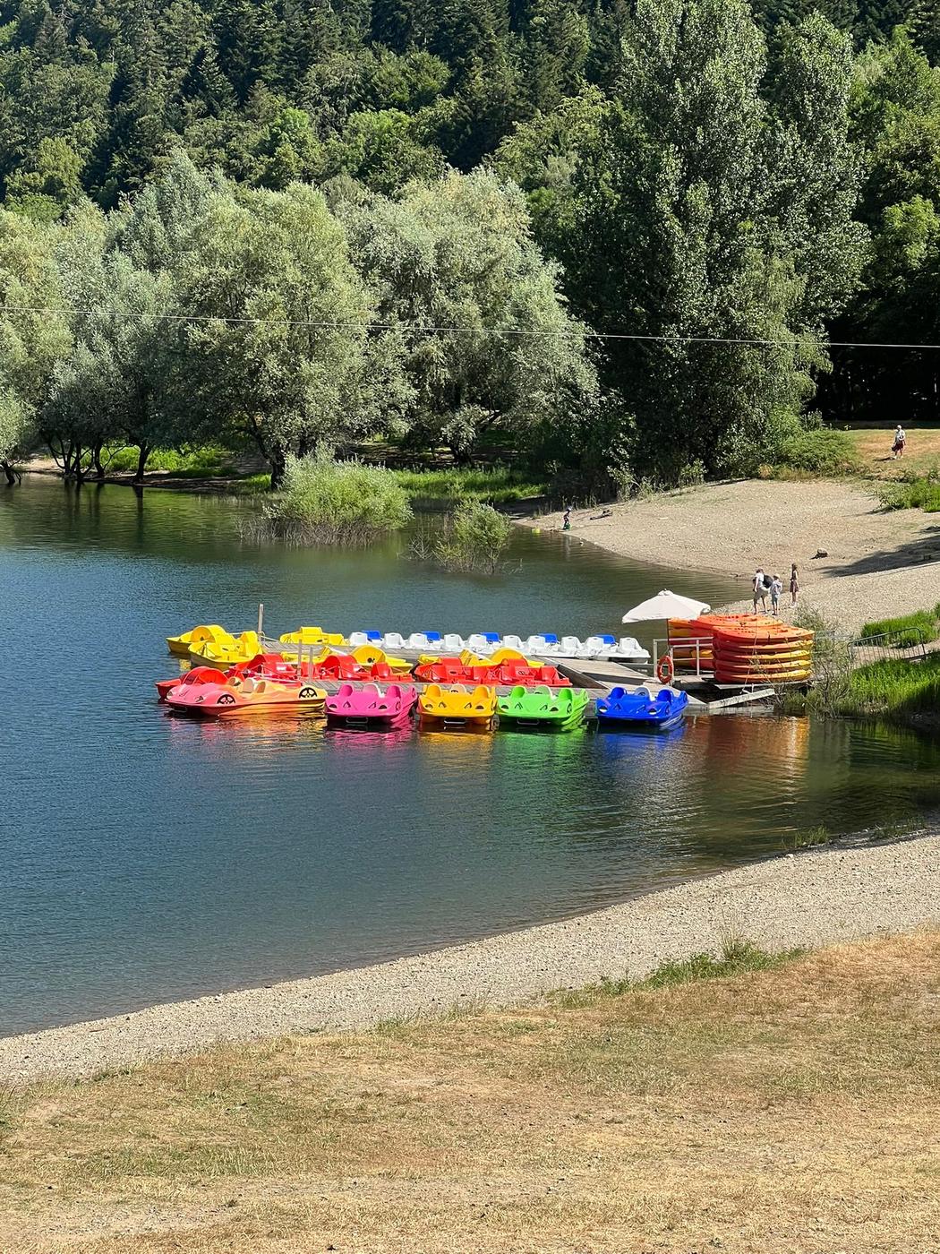 Pédalos et kayaks colorés à la base nautique du lac de Kruth-Wildenstein