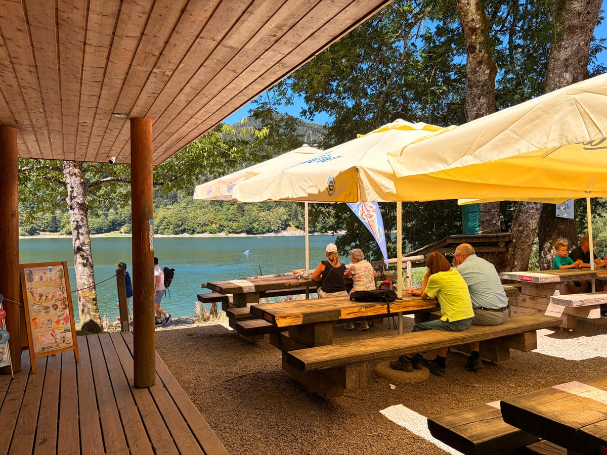 Terrasse de la petite restauration au bord du lac de Kruth-Wildenstein