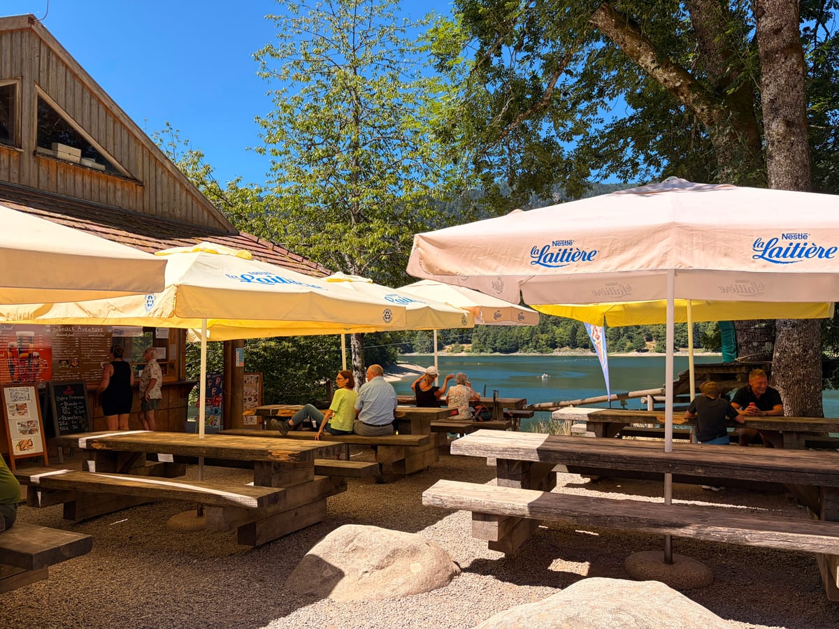 Terrasse de la petite restauration au bord du lac de Kruth-Wildenstein
