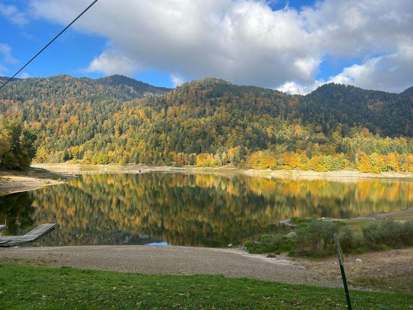 Vue sur le lac de Kruth-Wildenstein depuis le départ de la tyrolienne