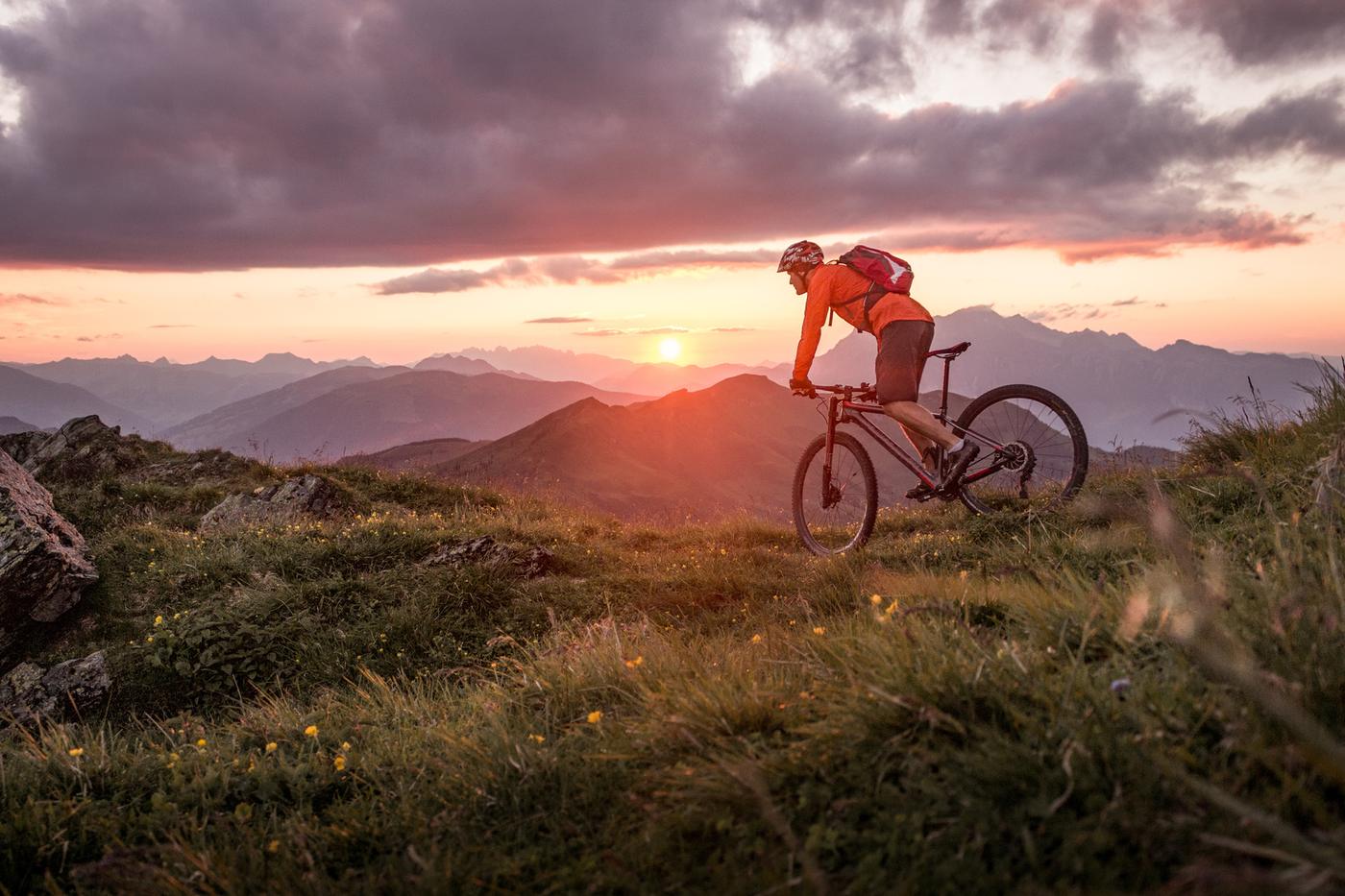 VTT sur une crête des Vosges au coucher du soleil