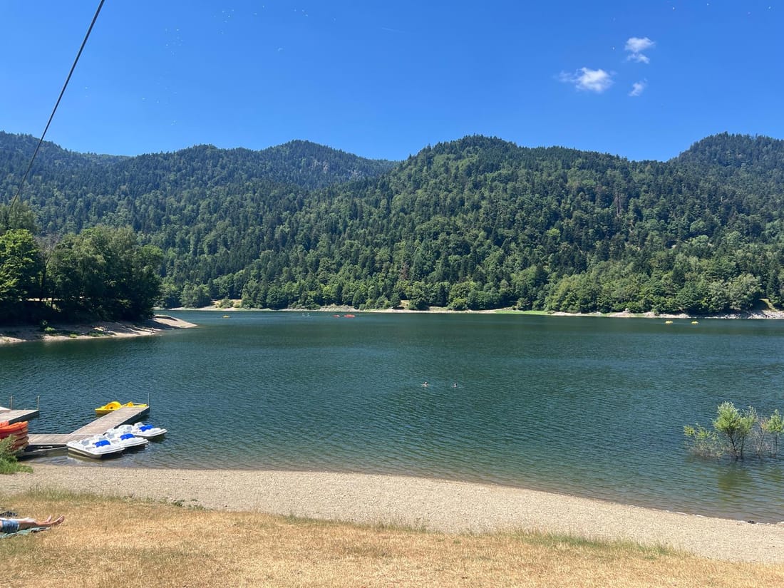 Vue sur le lac de Kruth-Wildenstein et les pédalos au ponton