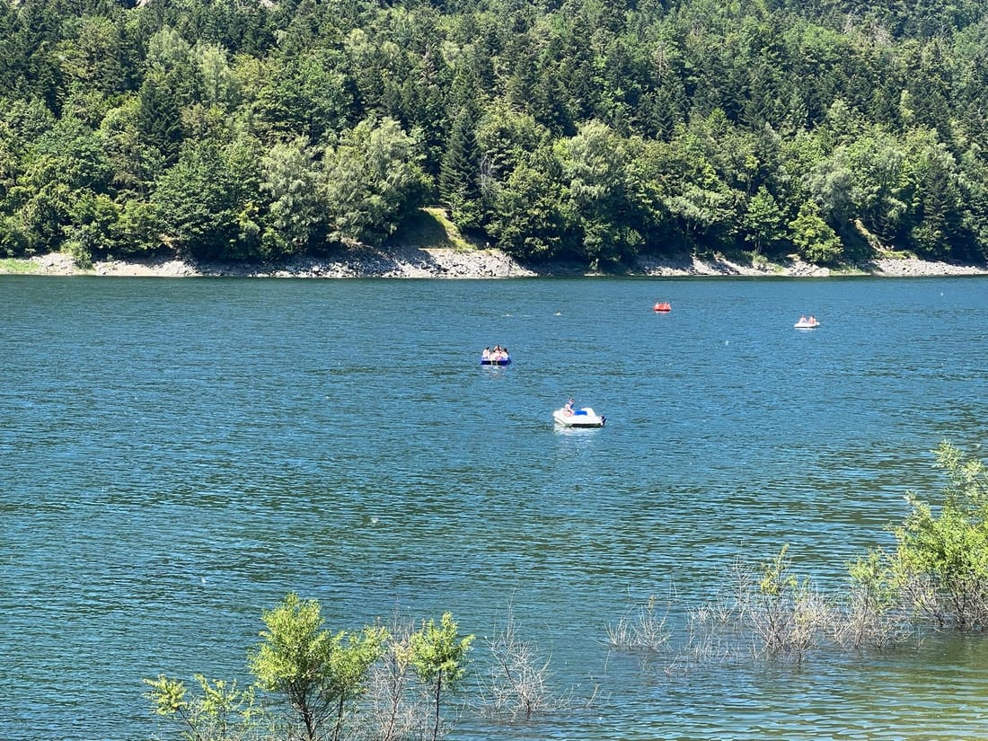Vue sur le lac de Kruth-Wildenstein et les pédalos au ponton