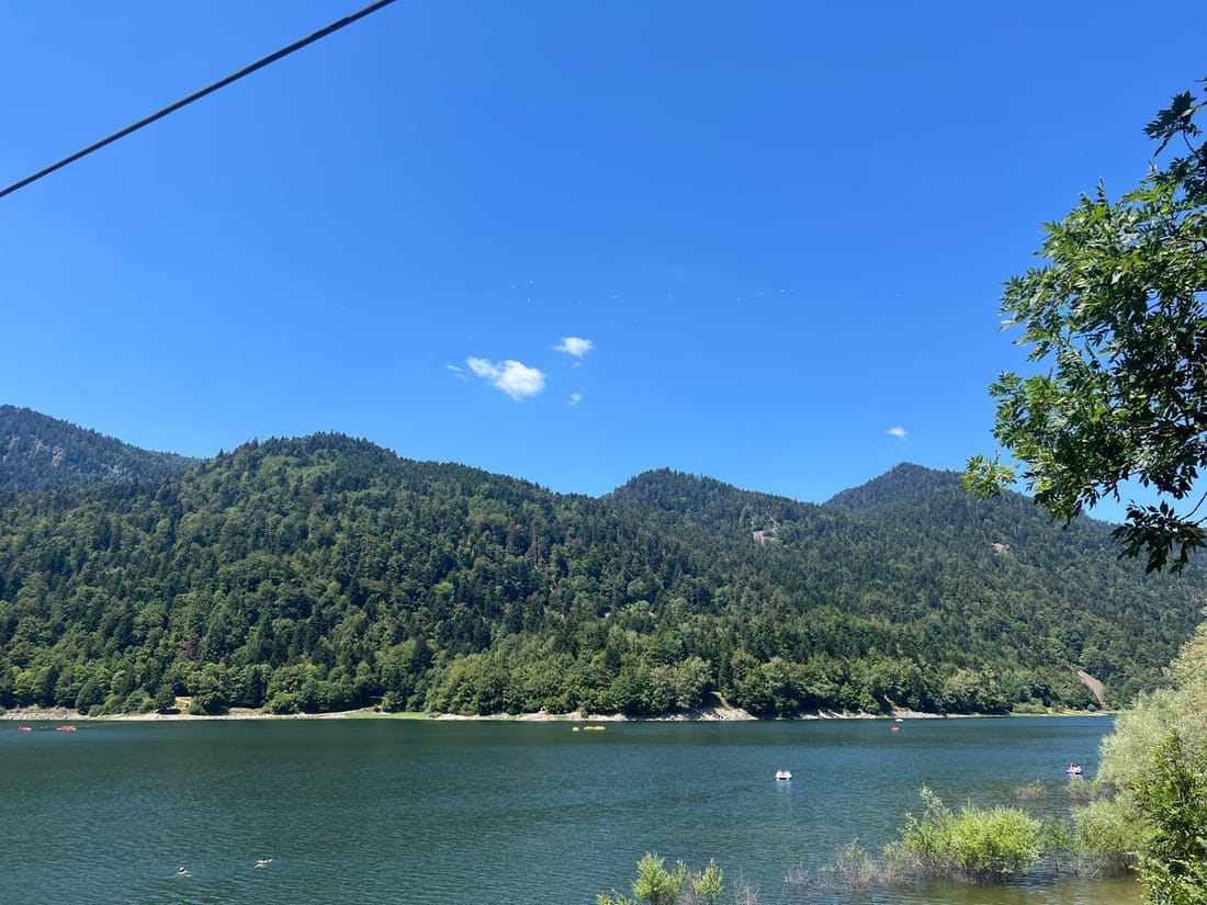 Vue sur le lac de Kruth-Wildenstein et les pédalos au ponton