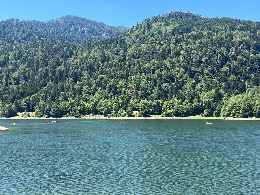 Vue sur le lac de Kruth-Wildenstein et les pédalos au ponton