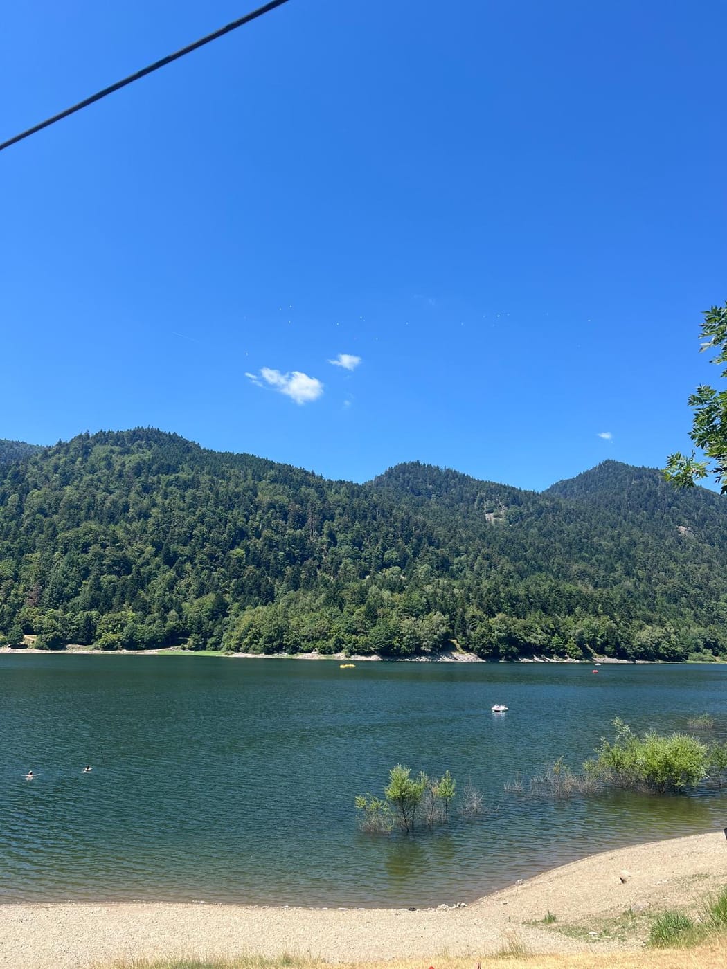 Vue sur le lac de Kruth-Wildenstein et les pédalos au ponton
