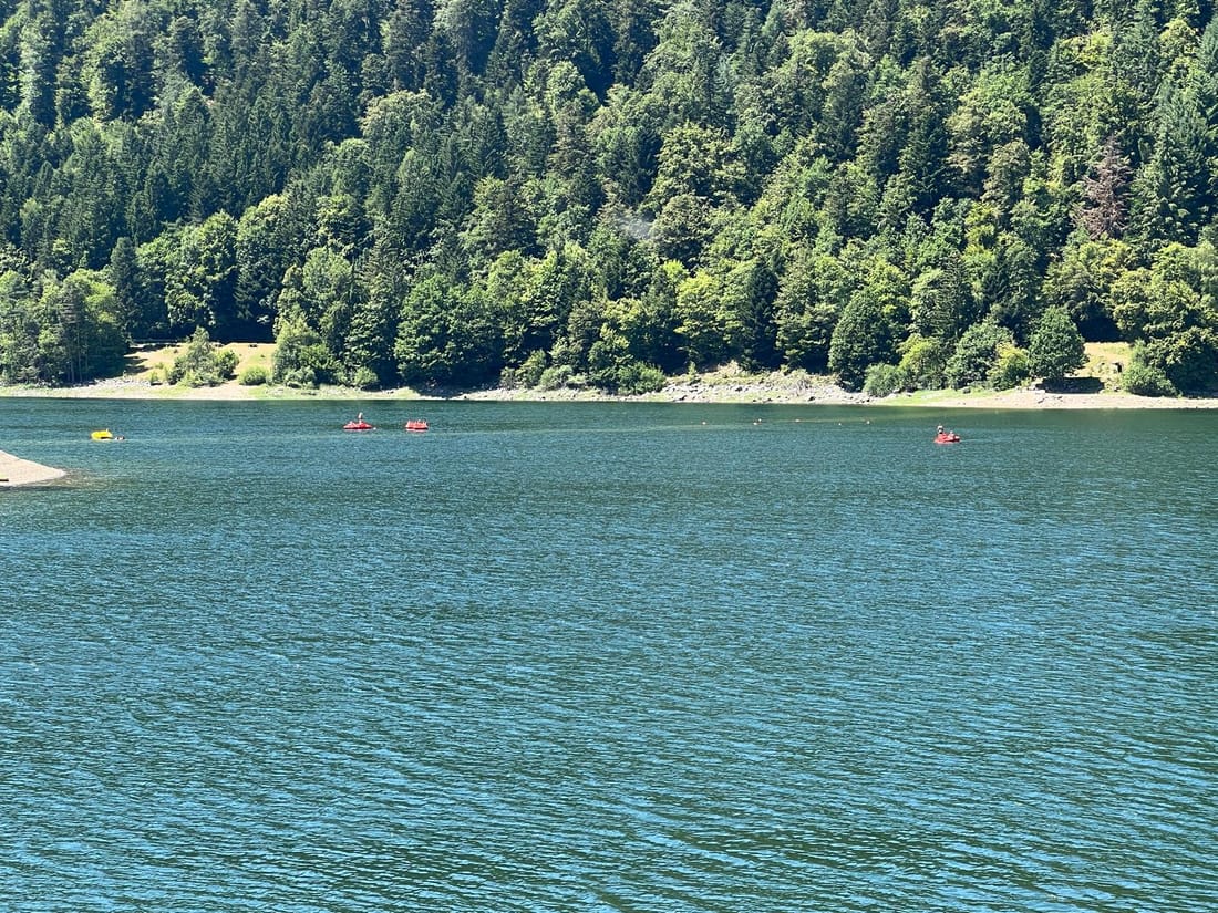 Vue sur le lac de Kruth-Wildenstein et les pédalos au ponton