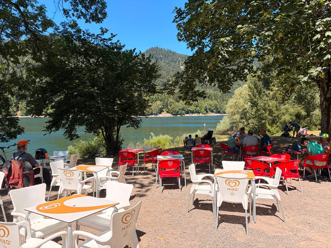 Terrasse de la petite restauration au bord du lac
