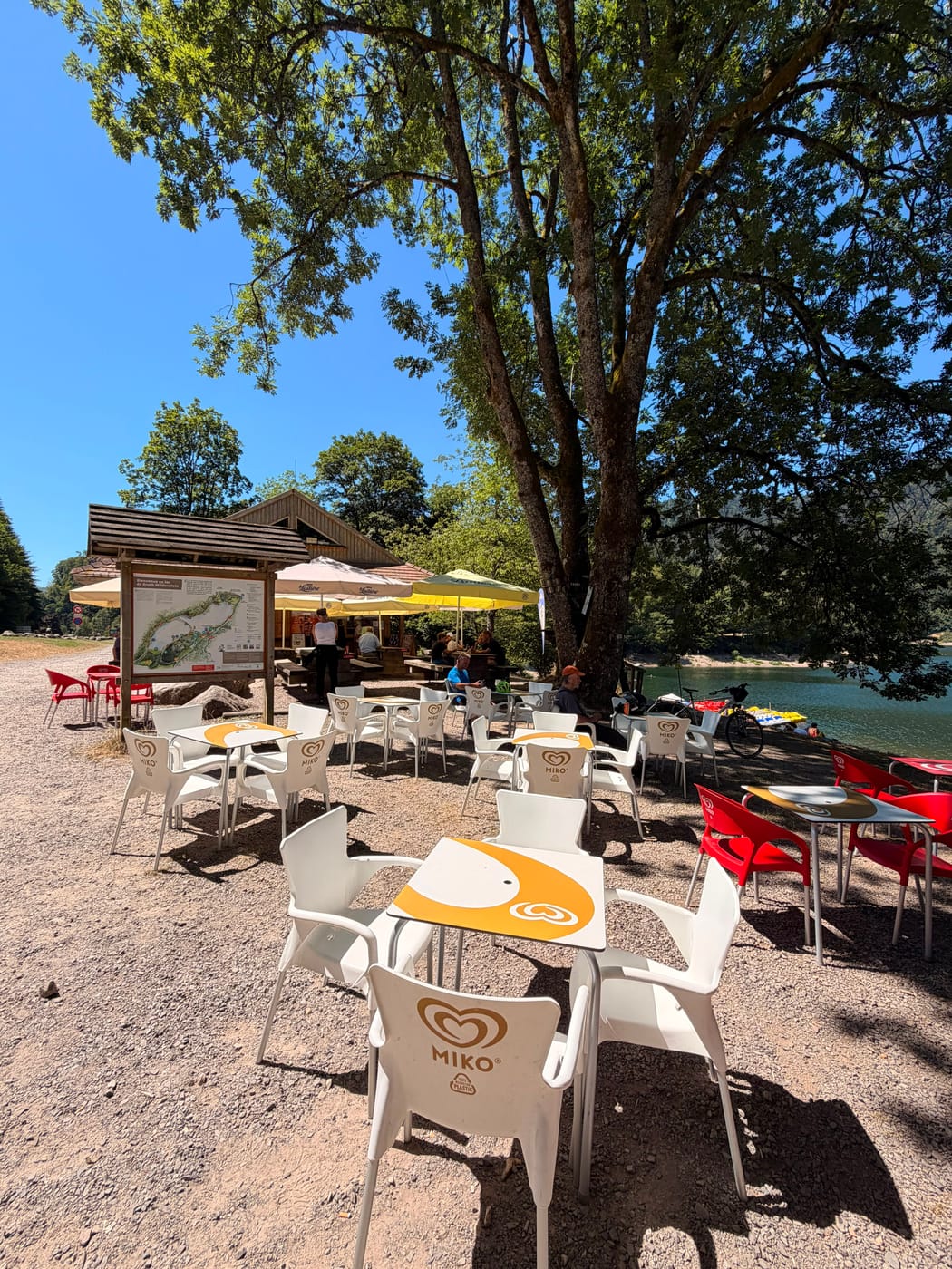 Terrasse de la petite restauration au bord du lac