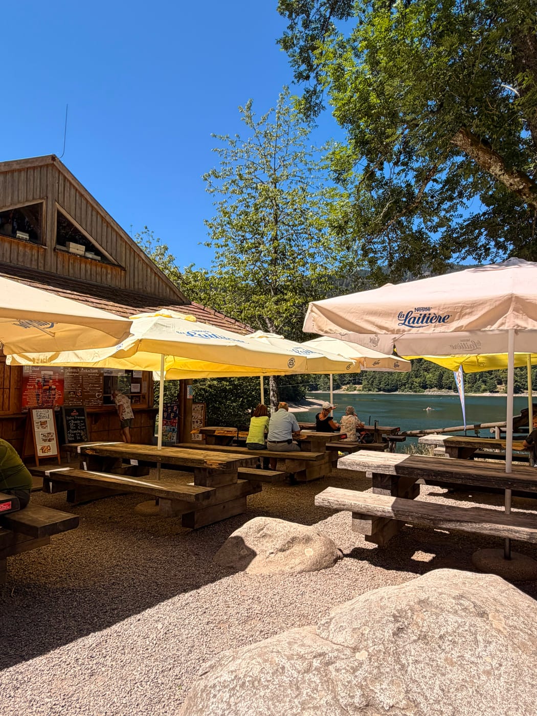 Terrasse de la petite restauration au bord du lac