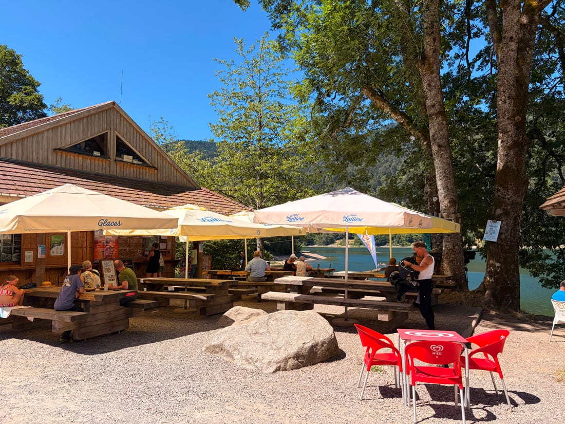 Terrasse de la petite restauration au bord du lac