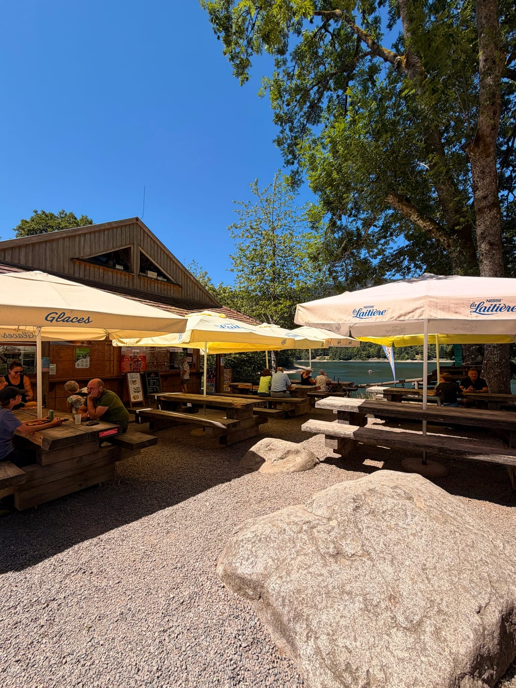 Terrasse de la petite restauration au bord du lac