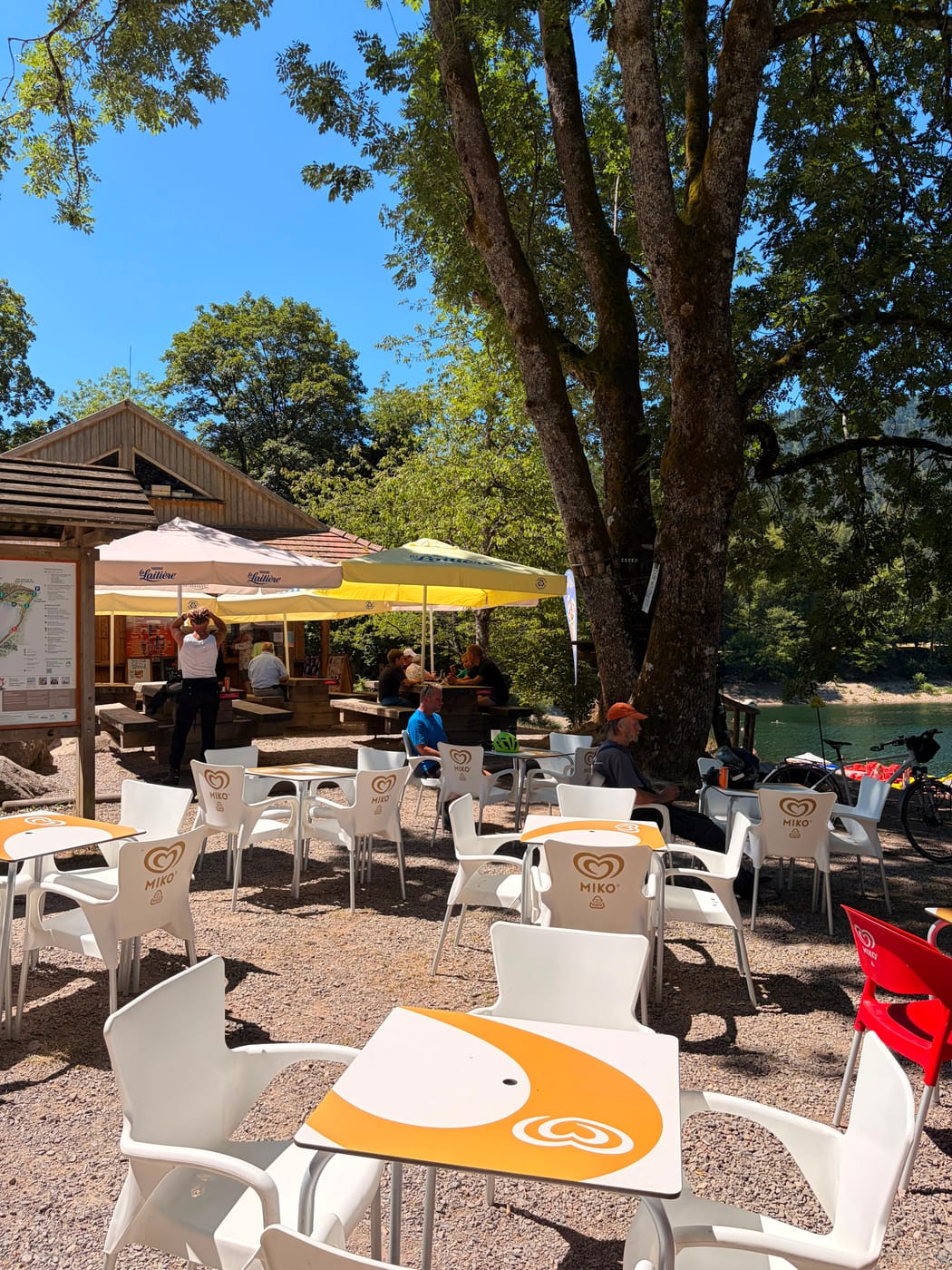 Terrasse de la petite restauration au bord du lac