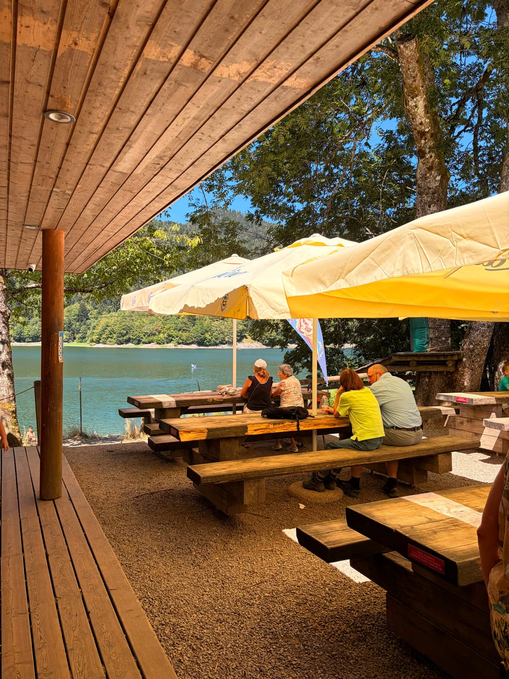 Terrasse de la petite restauration au bord du lac